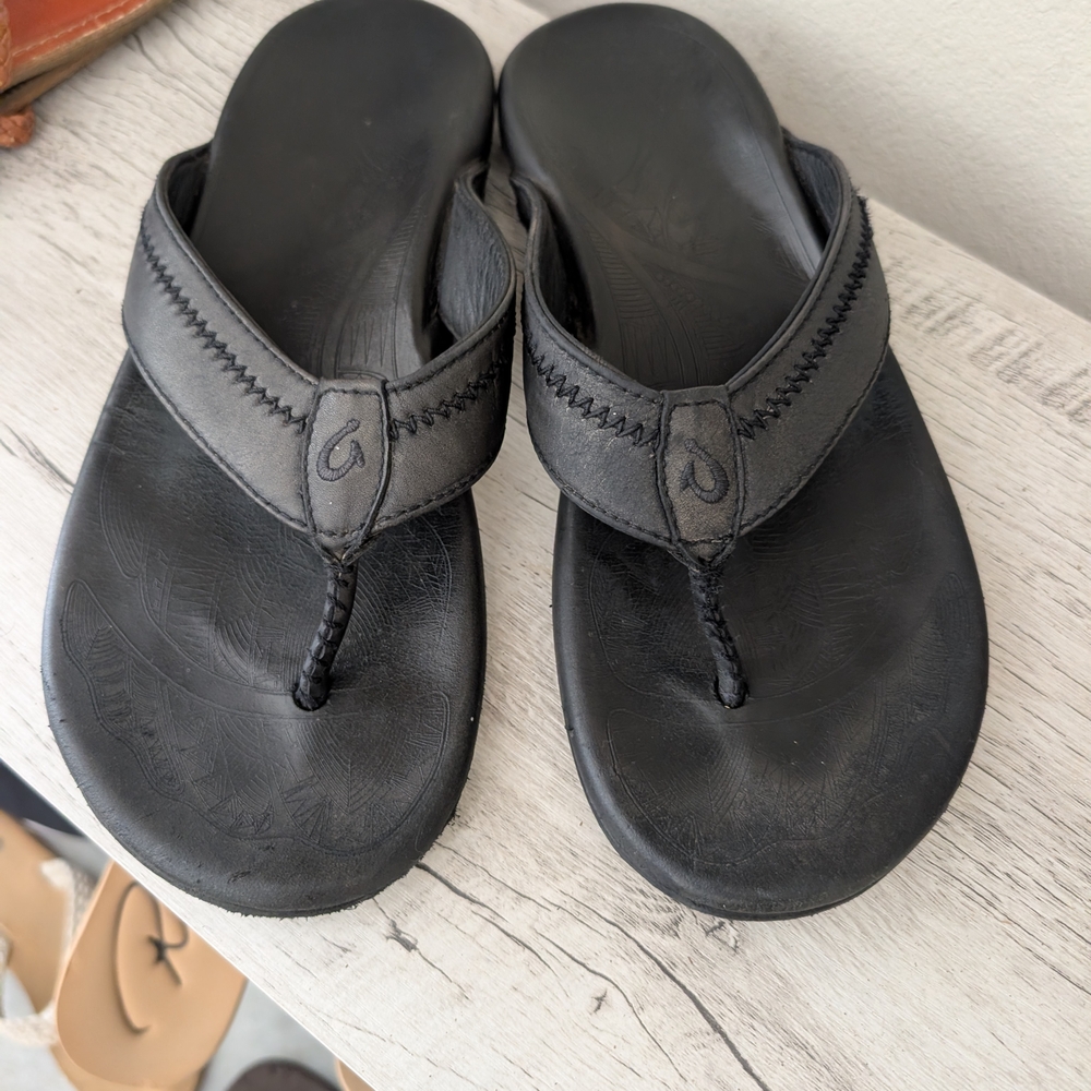 OluKai Men's Black Leather Flip-Flops
